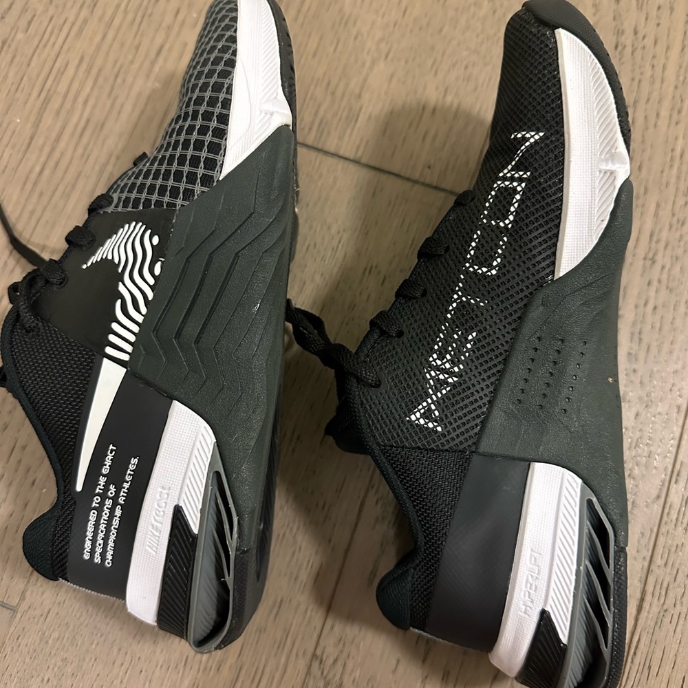 Women’s Black Nike Metcon 8 - size 6